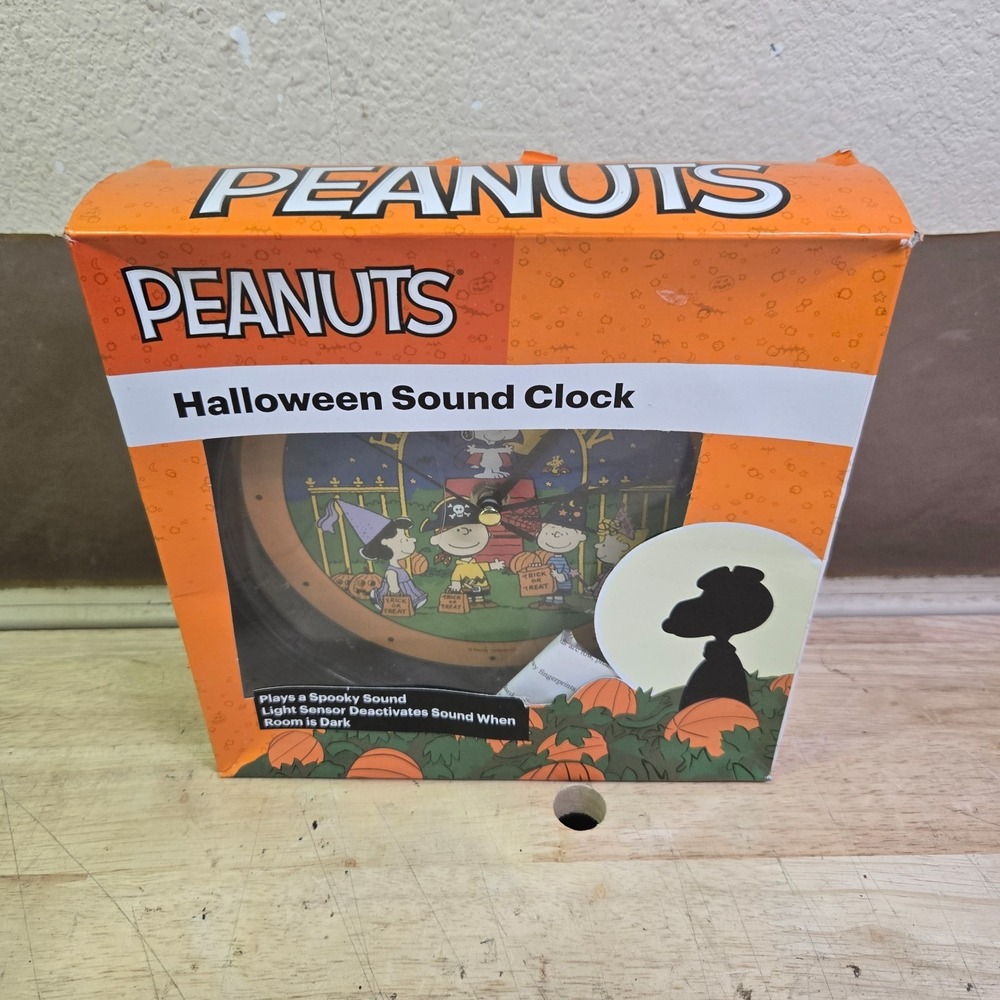2016 Peanuts Charlie Brown Halloween Sound Clock - New in box. Lucy, Linus Sally